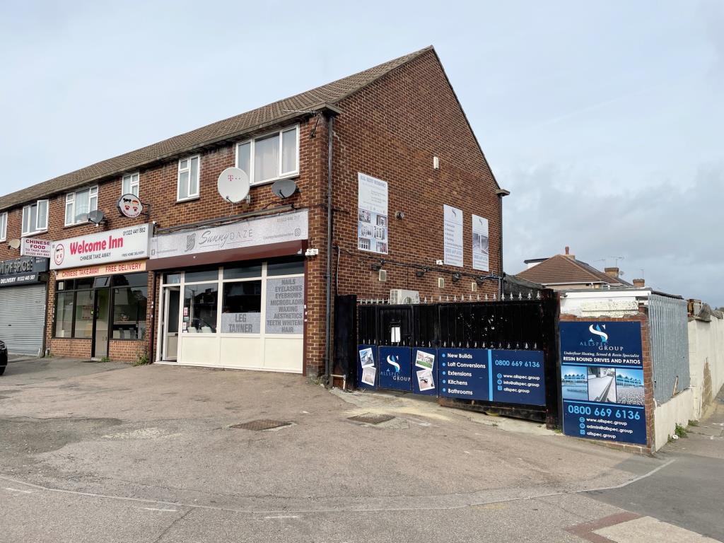 Lot: 133 - MIXED USE INVESTMENT PROPERTY AND YARD - Front view of flat shop and yard at Parsonage Manorway